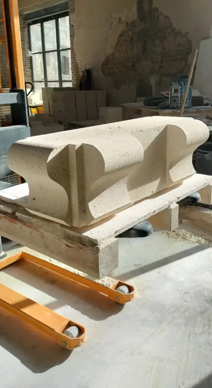 Taille de pierre – Couronnement de cheminée