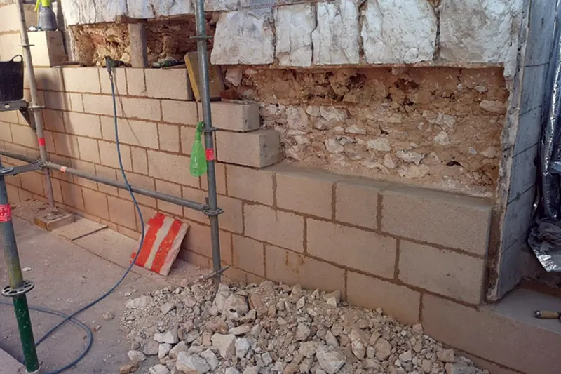 Chantier de pose de pierre massive