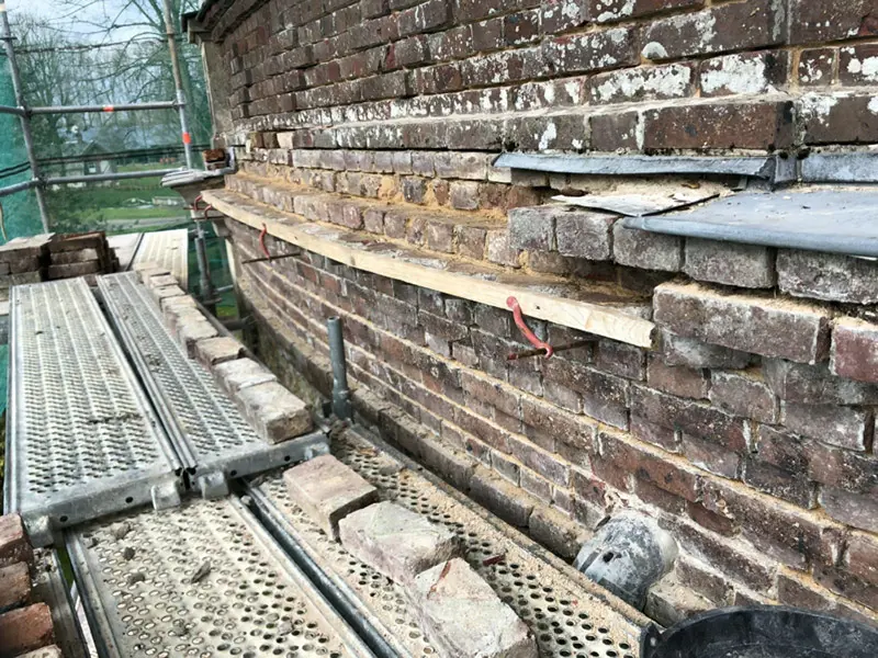 Corniche en brique - travaux de reprise de maçonnerie à la chaux