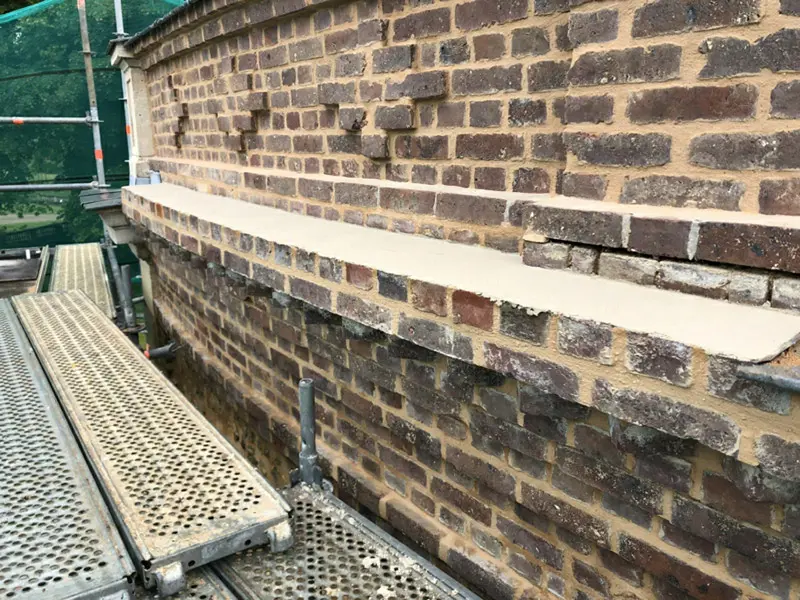 Corniche en brique – rejointoiements à la chaux naturelle