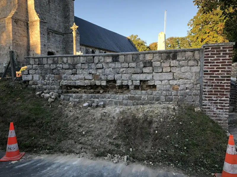 Muret en grès – pendant travaux