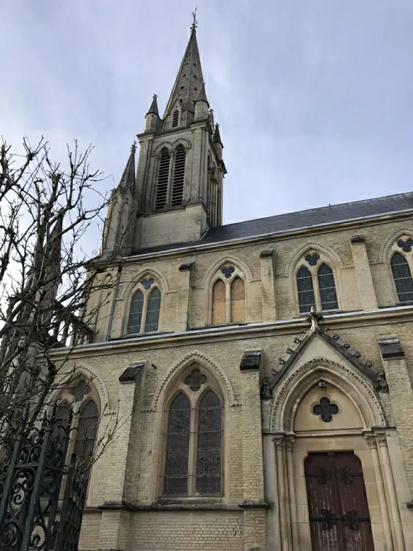 Travaux de restauration sur église - taille d’un meneau en pierre