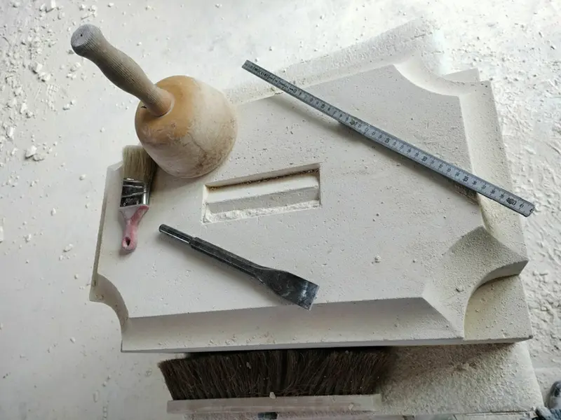 Taille de pierre – taille d’un écusson