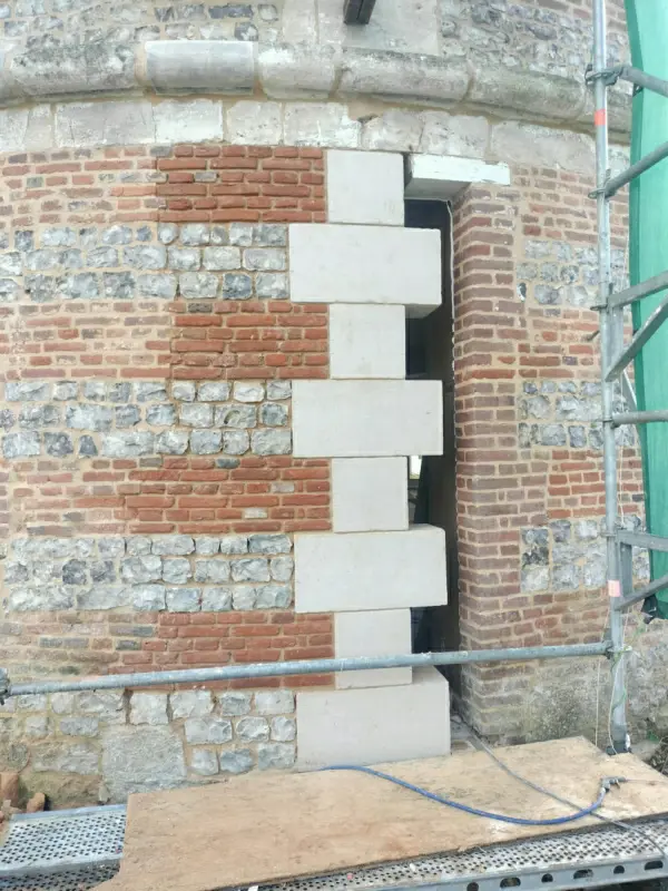 Maçonnerie ancienne sur pigeonnier – maçonnerie brique silex et pierre