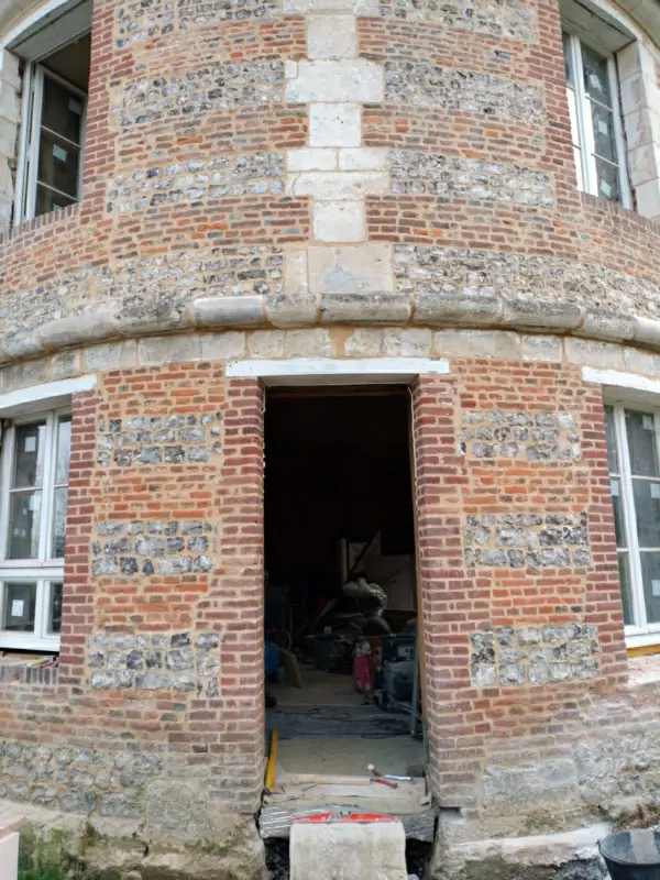 Maçonnerie ancienne sur pigeonnier – avant